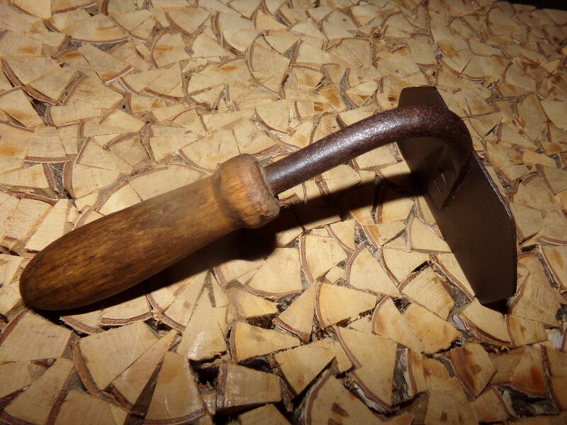 №103. Кованная тяпка с деревянной ручкой. Восточная Латвия. Начало 20 века.