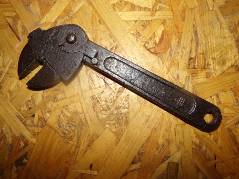 №72. Разводной ключ с пружинным механизмом. Клеймо АВ