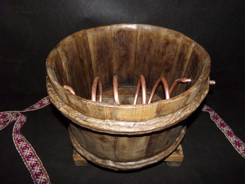 №27. "Змеевик". Медный охладитель жидкости в бочке с подставкой.