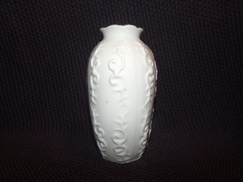 №67. Старинная фарфоровая ваза с рельефным узором.