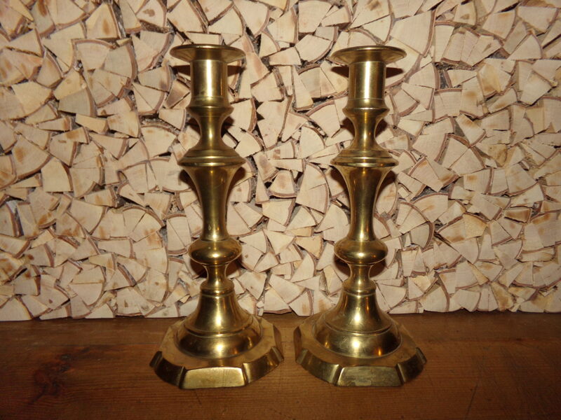 Пара бронзовых подсвечников.