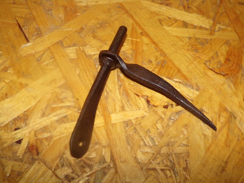 №144. Старинный кованный крюк из двух деталей. Восточная Латвия. 19 век.