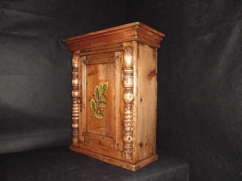 №22. Расписной шкафчик с колоннами.