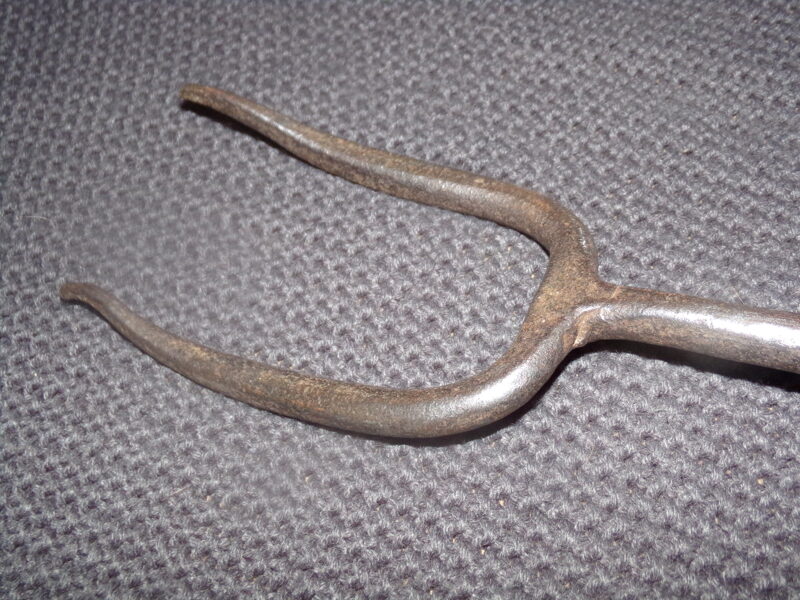 Кованная двухзубая кочерга. Восточная Латвия. Начало 20 века. Длинна 96 см.