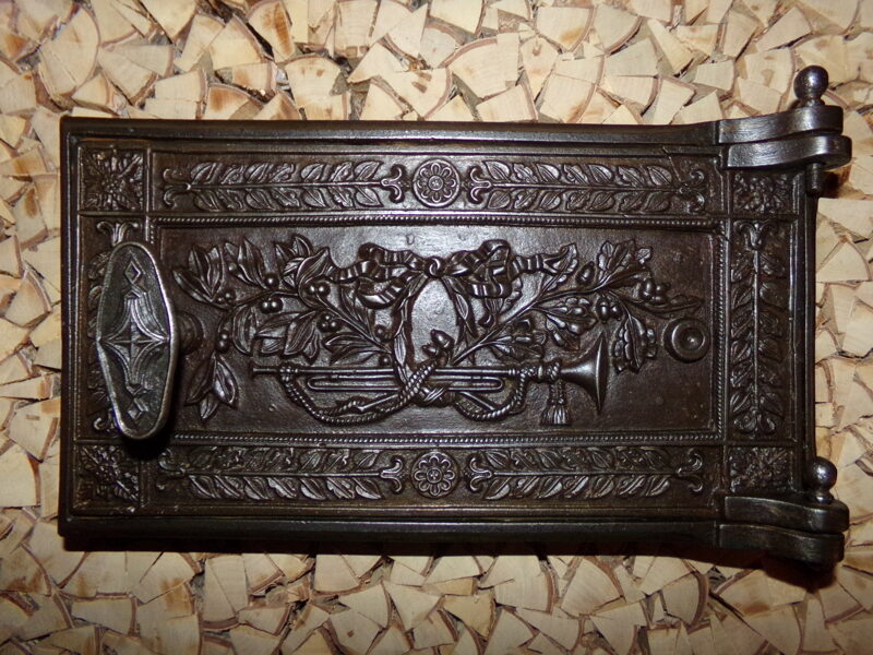 №15. Печная дверца с изображением трубы.