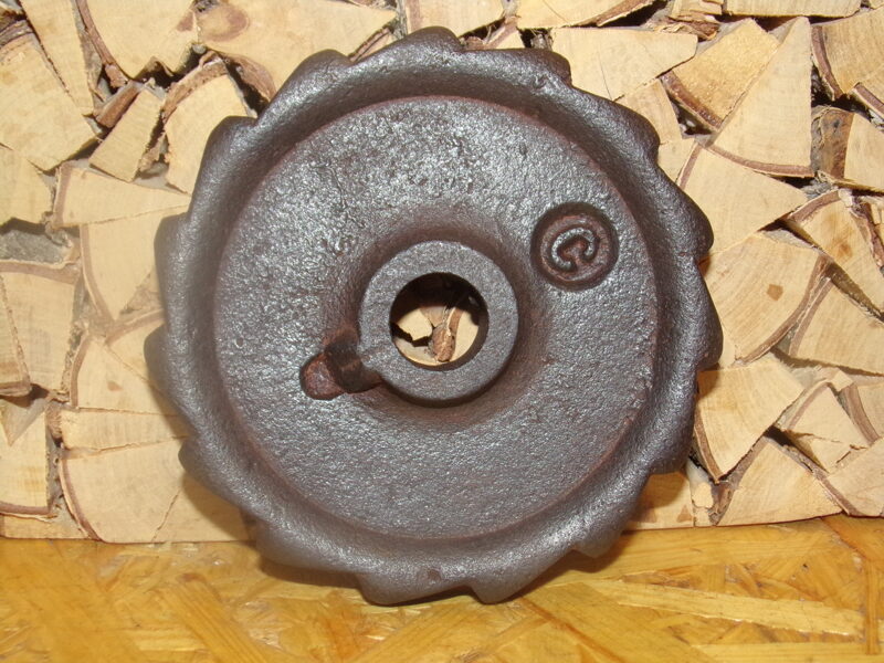 Маленькое железное колесо-шестеренка.