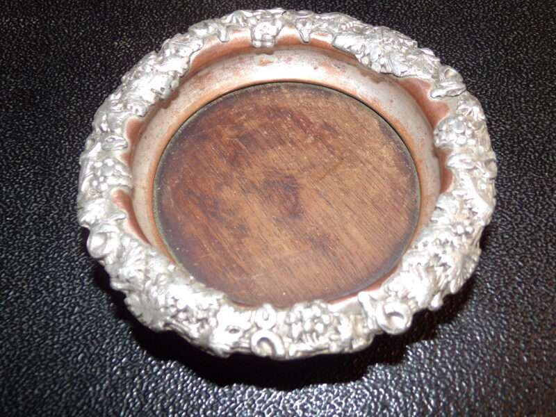 Вазочка. Точеный дуб с медным литьем.