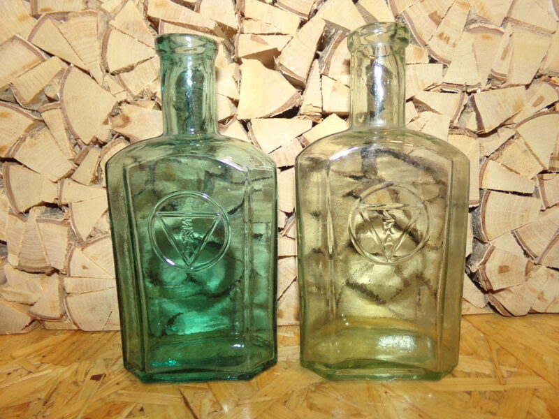 №48. Две стеклянные бутылки с буквами  SKA