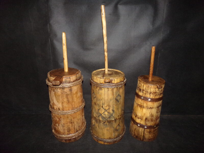 №28. Trīs sviesta kuļamie trauki