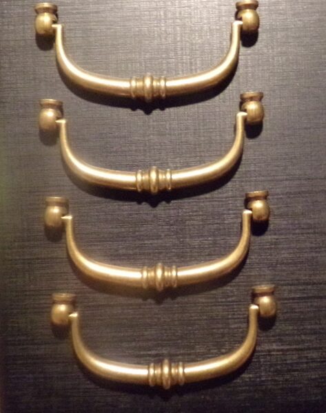 №67. Четыре бронзовые ручки для мебели.