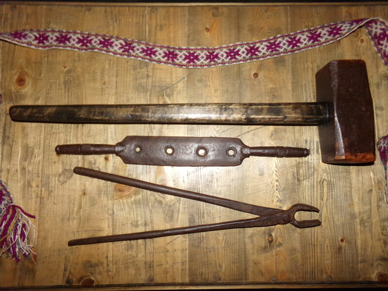 №28. Старинный кузнечный инструмент.