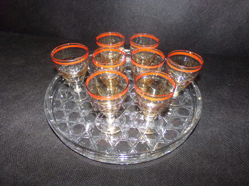 №16. Восемь рюмок на подносе. СССР.