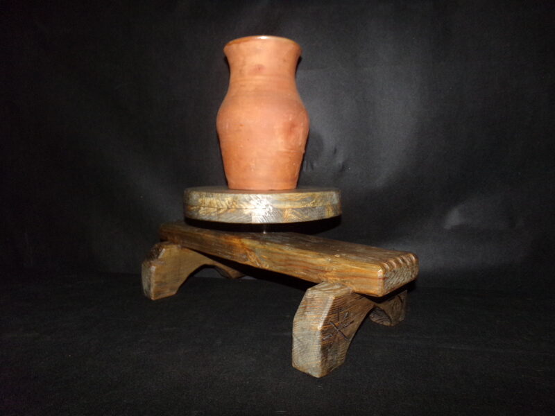 №21. Старинный ручной гончарный круг.