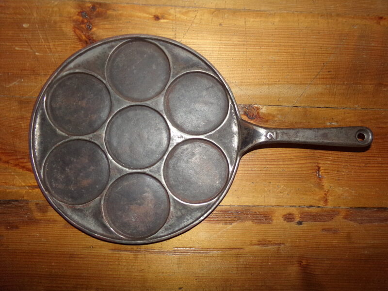 №46. Чугунная сковорода-блинница.
