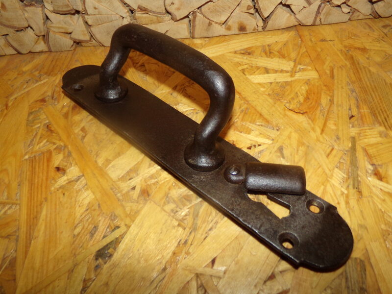 №44. Дверная ручка из толстого металла. Восточная Латвия. Начало 20 века.