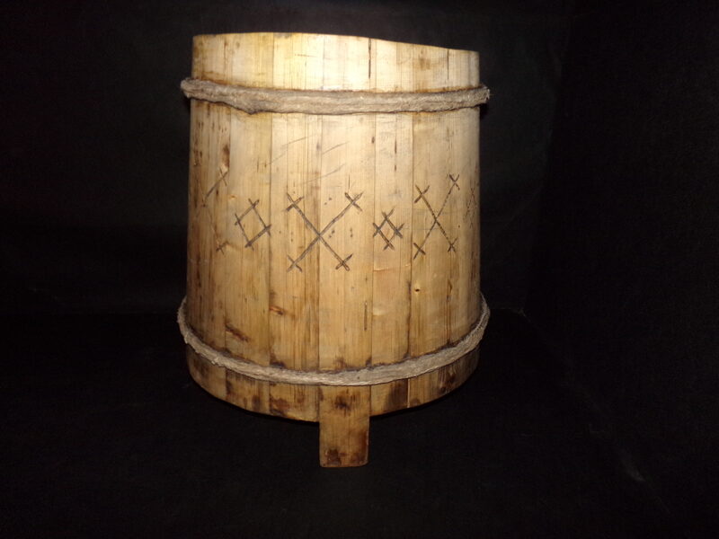 №41. Muca ar ornamentiem uz kājiņām