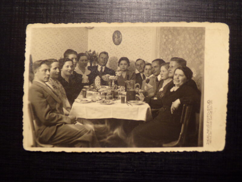 №7. Жизнь в Риге. 1937 год. Застолье. Дубровские. Семейный архив.
