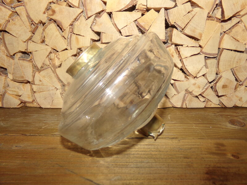 №45. Стеклянная банка для керосиновой лампы. Крепление для горелки из латуни. Начало 20 века.