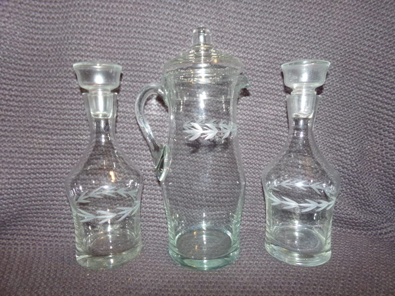 №27. Кувшин с крышкой и два графина. СССР.