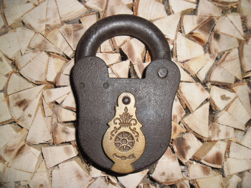 Senalaicīgas kaltas atslēgas ar bronzas detaļu