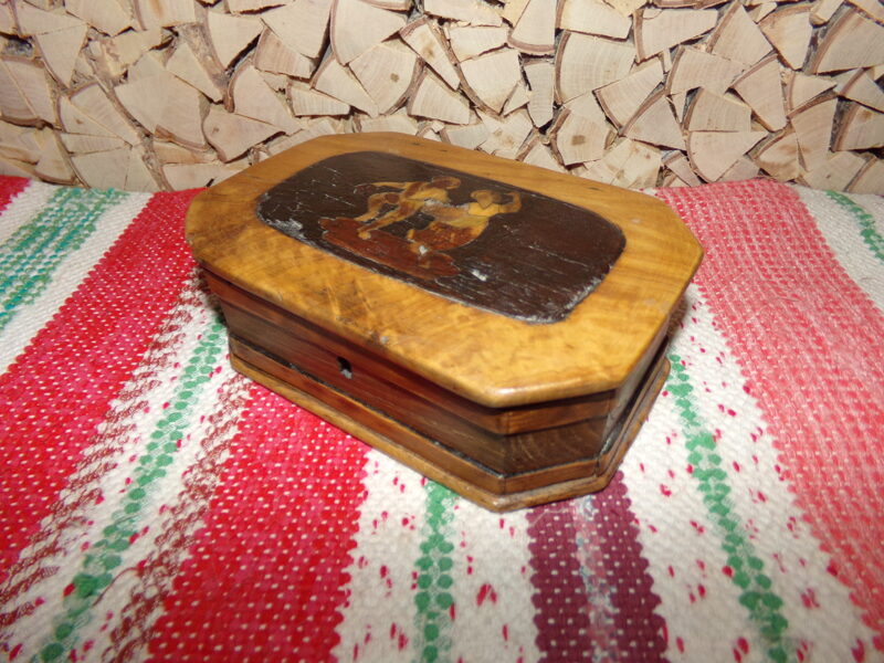 Старинная деревянная шкатулка с мозаичным узором. 19 век.