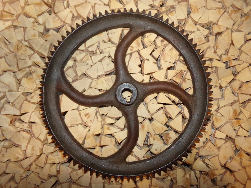 Зубчатое железное колесо. Диаметр 30 см.