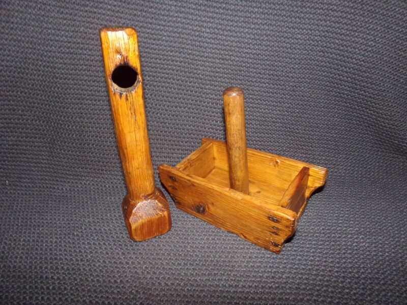 №73. Деревянная форма и пест для формовки масла.