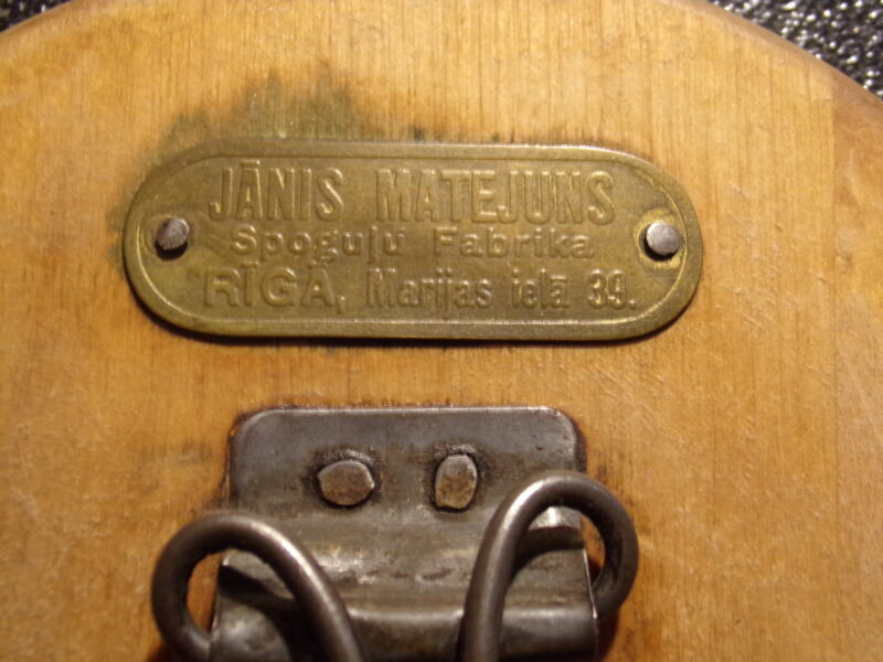 Galda spogulis.  Latvija. 1930-tie gadi.