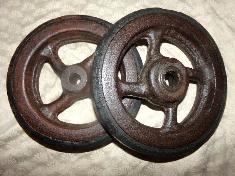 Два металлических колеса с резиновым ободом. Диаметр 25 см. Начало 20 века.