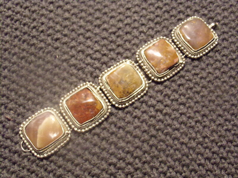 Браслет. Камень в металлической оправе.