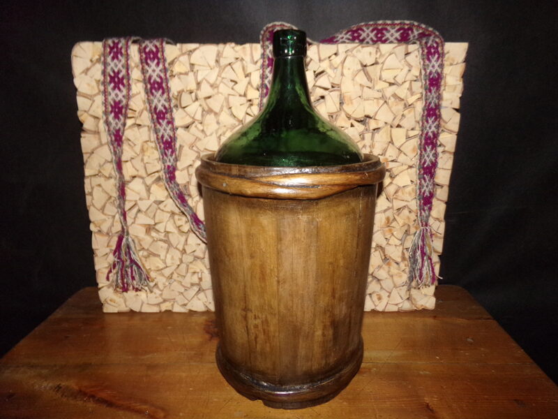 №13. Стеклянная бутыль в деревянном ведре.