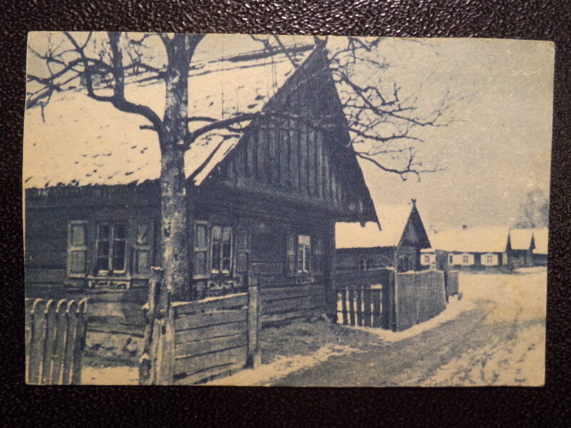 №50. Красоты Остланда. 1943 год. Русская деревня на немецкой открытке с подписью на латышском языке и  маркой СССР.