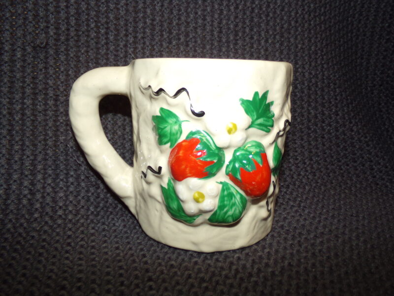 №68. Фарфоровая кружка с цветным рельефным рисунком.