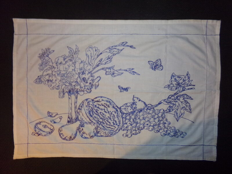 №20. Настенная салфетка с вышитым узором.