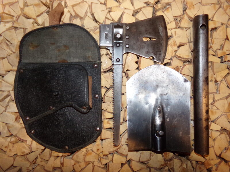 №80. Походный набор инструментов в ременном чехле. Топорик, пила, лопатка. СССР. 1970-тые года.