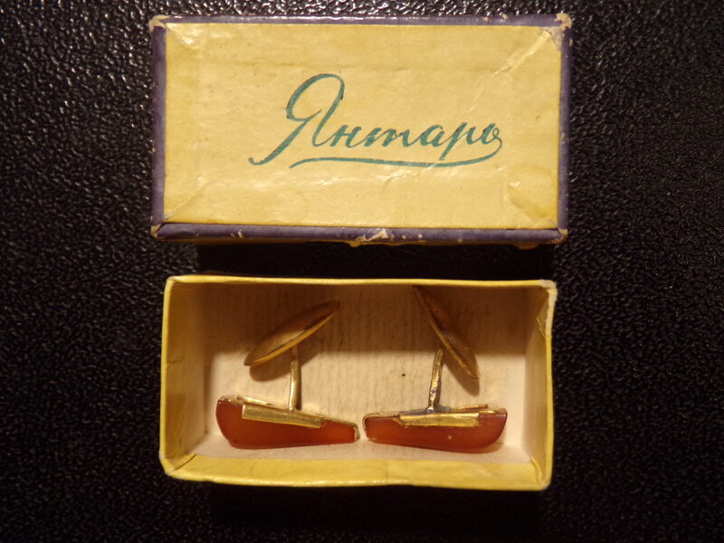 №15. Янтарные запонки. СССР.