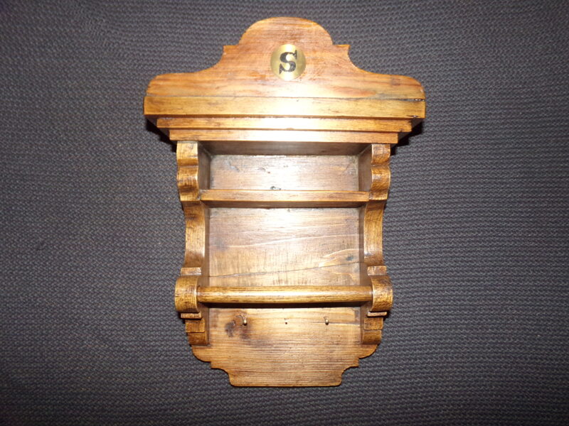 №41. Настенный шкафчик-полочка. Латвия. Начало 20 века.