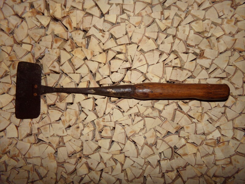 №59. Скребок из кованного железа на деревянной ручке.