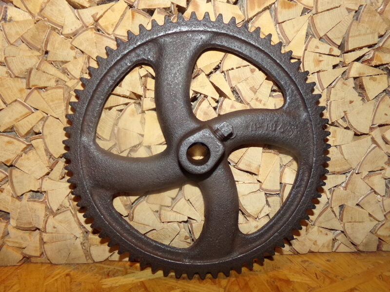 Зубчатое колесо с винтом крепления. СССР.