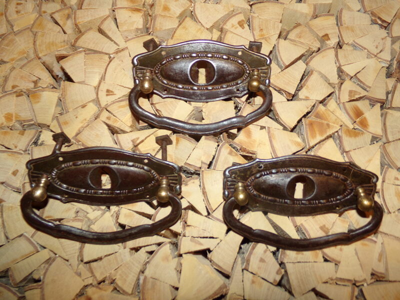 №35. Комплект из трех мебельных ручек с декоративными накладками. Начало 20 века.