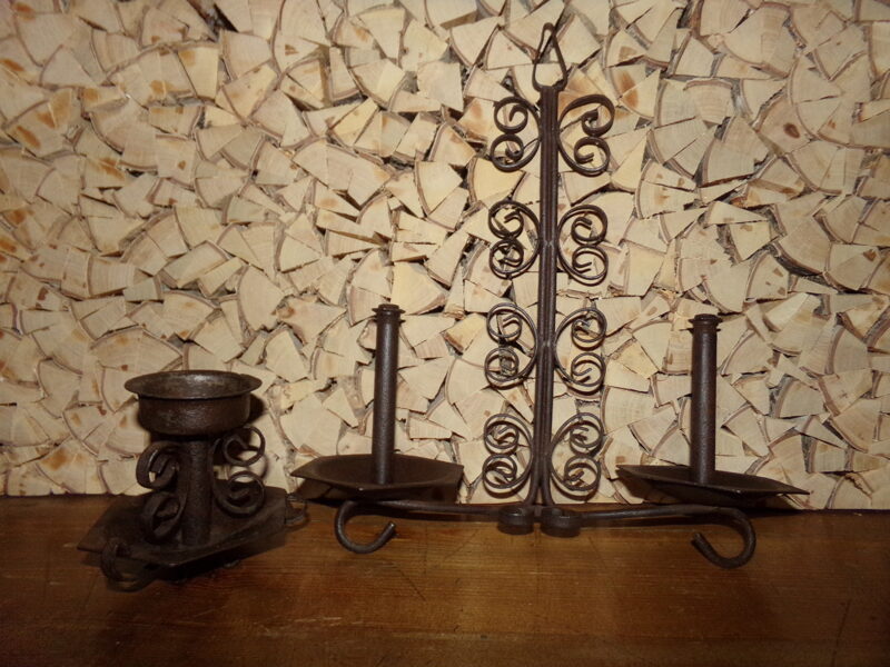 Два железных подсвечника.