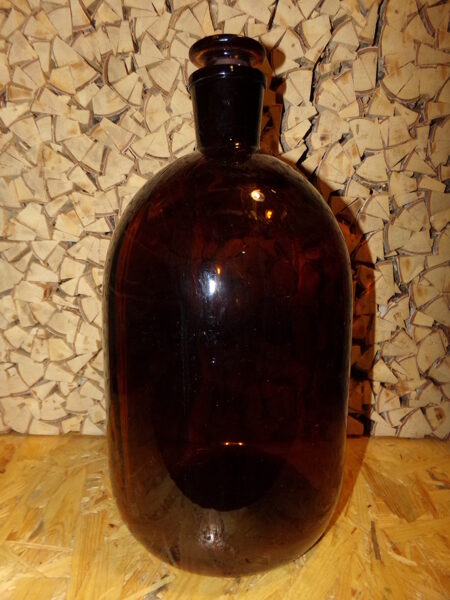 №40. Бутыль с пробкой из темного стекла. Объем 5 литров.