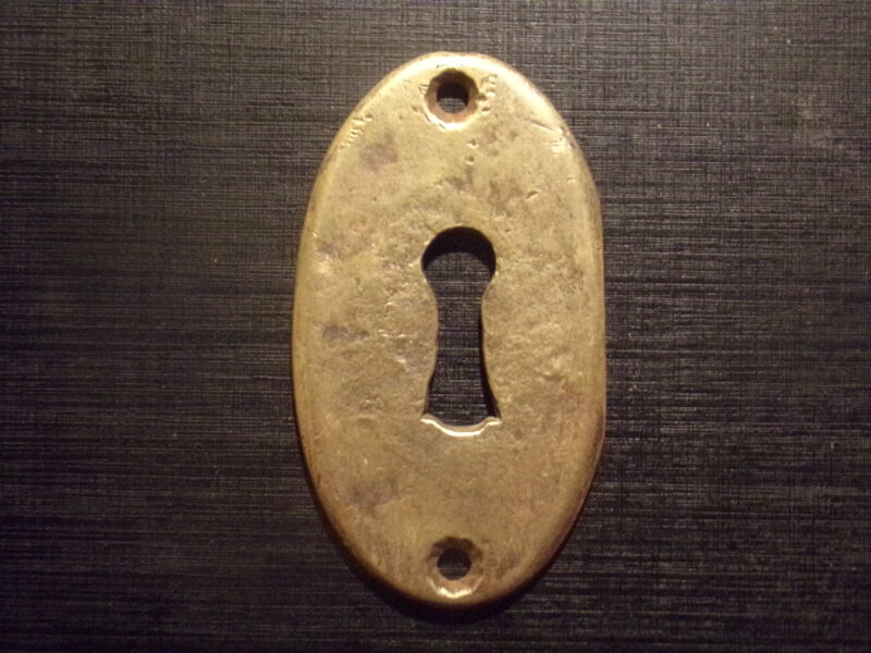 №71. Бронзовая накладка для замка с прорезью под ключ. 19 век.