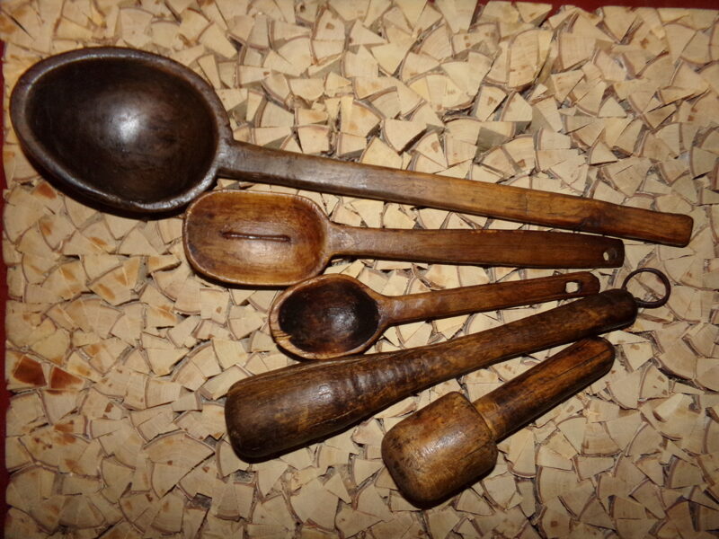 №43. Три деревянные ложки и две толкушки. Восточная Латвия. Начало 20 века.
