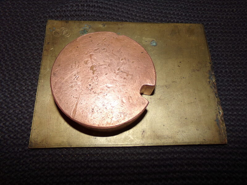 №78. Медная наковальня и бронзовая пластина.
