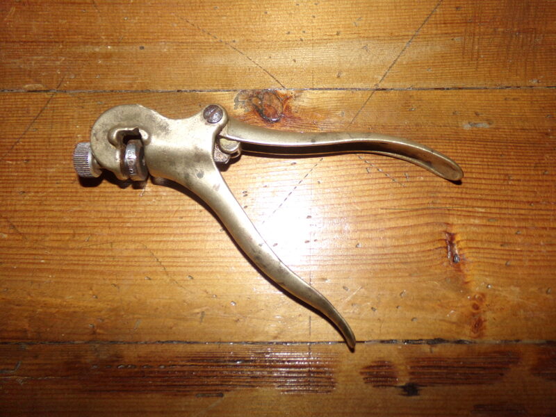 №24. Инструмент для разводки пил.