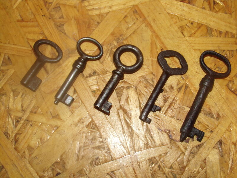 №72. Пять старинных ключей для замков.