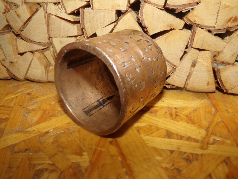 №148. Бронзовая втулка для сгибания проволоки.