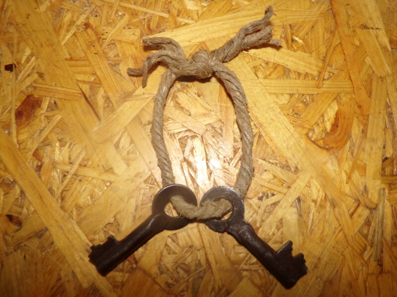 №80. Два кованных ключа на веревке. Латвия. Начало 20 века.