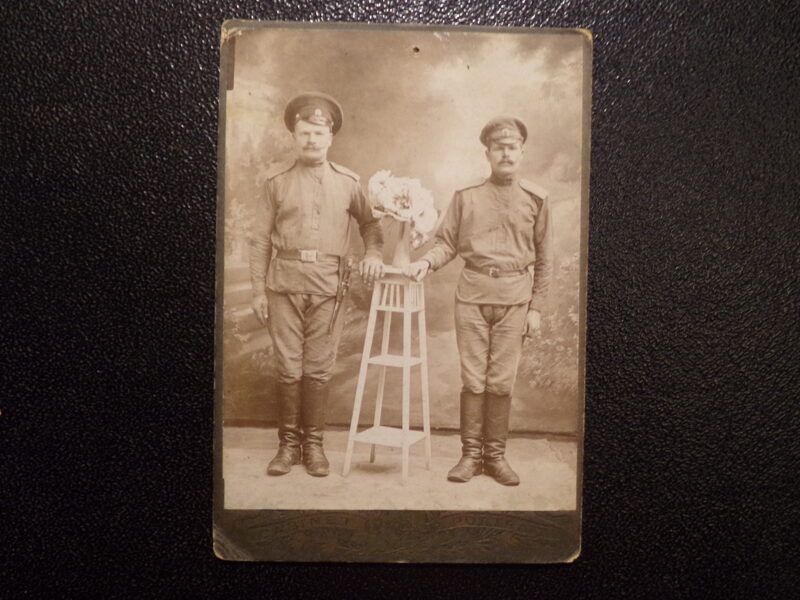 №36. Фото на картоне. Солдаты русской императорской армии с трофейным штыком. 1916 год.